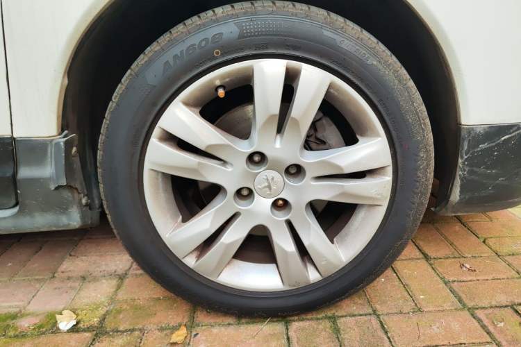 Used Peugeot 3008 2013 1.6THP Automatic Prestige Edition Right Front Wheel Hub