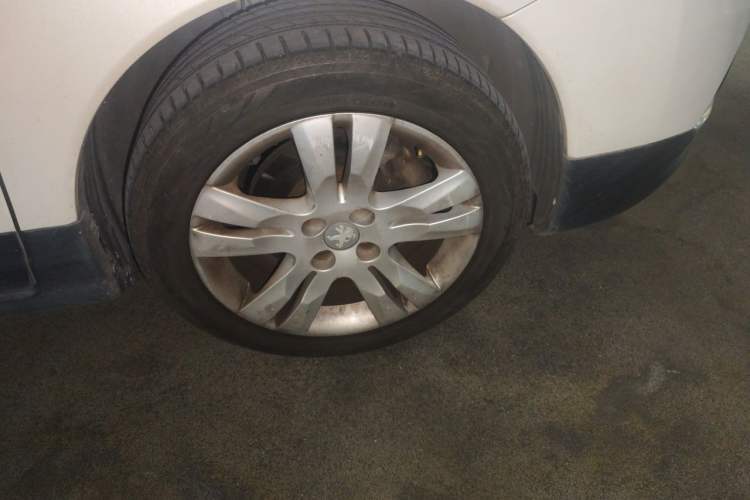 Used Peugeot 3008 2013 1.6THP Automatic Prestige Edition Right Front Wheel Hub