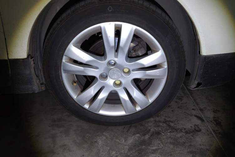 Used Peugeot 3008 2013 1.6THP Automatic Prestige Edition Right Front Wheel Hub