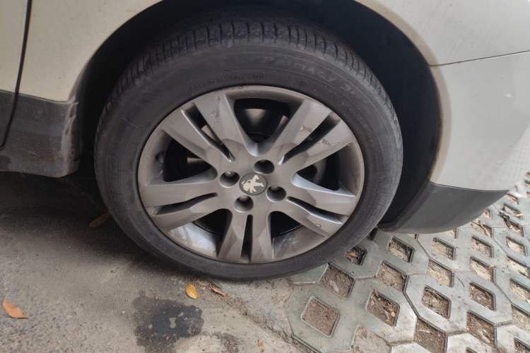 Used Peugeot 3008 2013 1.6THP Automatic Prestige Edition Right Front Wheel Hub