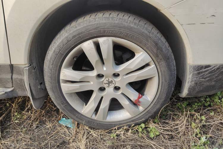 Used Peugeot 3008 2013 1.6THP Automatic Prestige Edition Right Front Wheel Hub