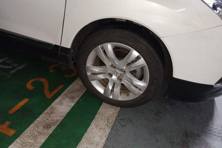 Used Peugeot 3008 2013 1.6THP Automatic Trend Edition Right Front Wheel Hub