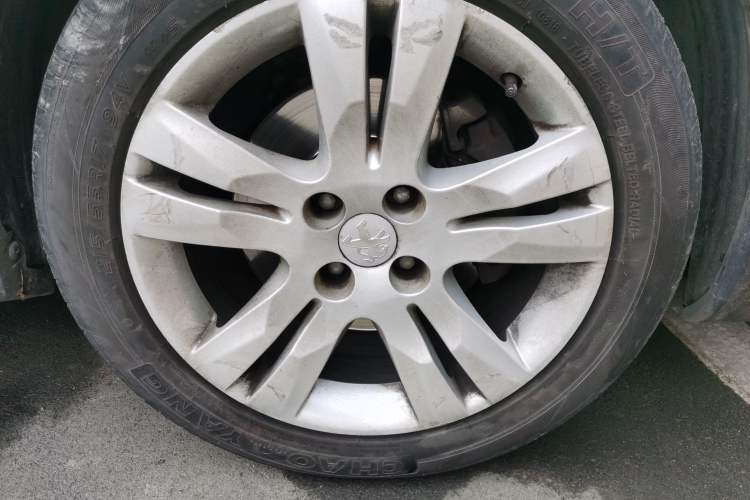 Used Peugeot 3008 2013 1.6THP Automatic Prestige Edition Right Front Wheel Hub