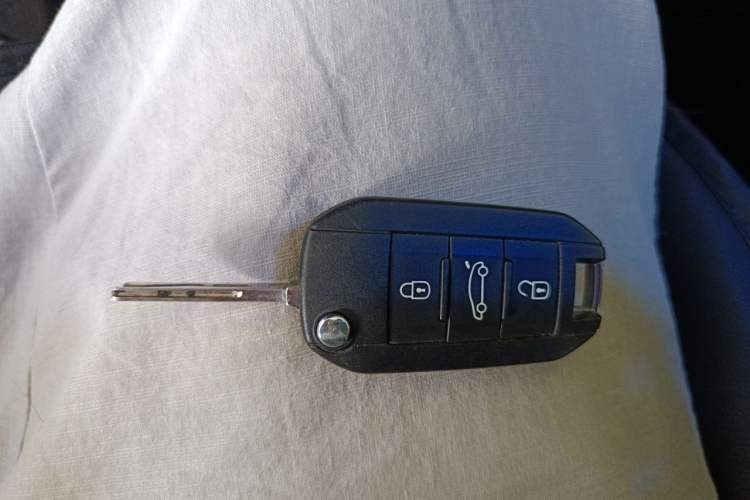 Used Peugeot 3008 2013 2.0L Automatic Trend Edition Vehicle Key
