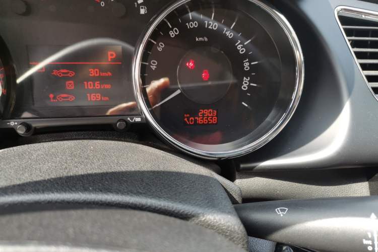 Used Peugeot 3008 2013 2.0L Automatic Trend Edition Odometer Close Up