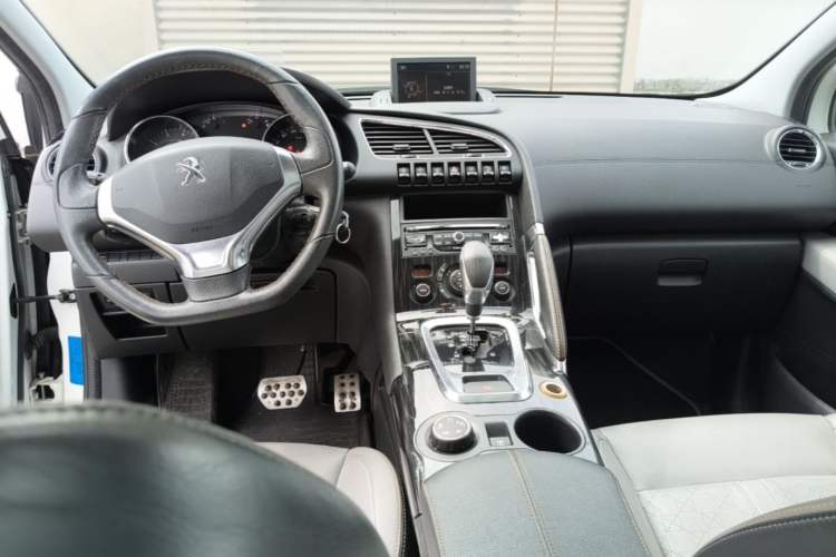 Used Peugeot 3008 2014 1.6THP Roland Garros Edition Center Console