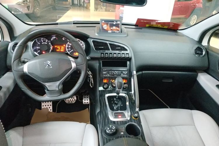 Used Peugeot 3008 2014 1.6THP Roland Garros Edition Center Console