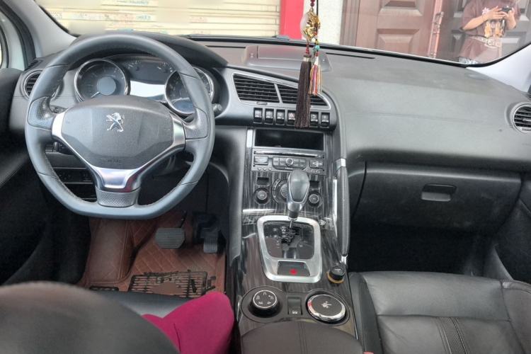 Used Peugeot 3008 2014 1.6THP Roland Garros Edition Center Console