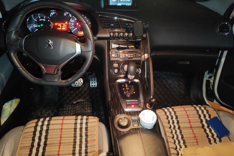 Used Peugeot 3008 2014 1.6THP Roland Garros Edition Center Console