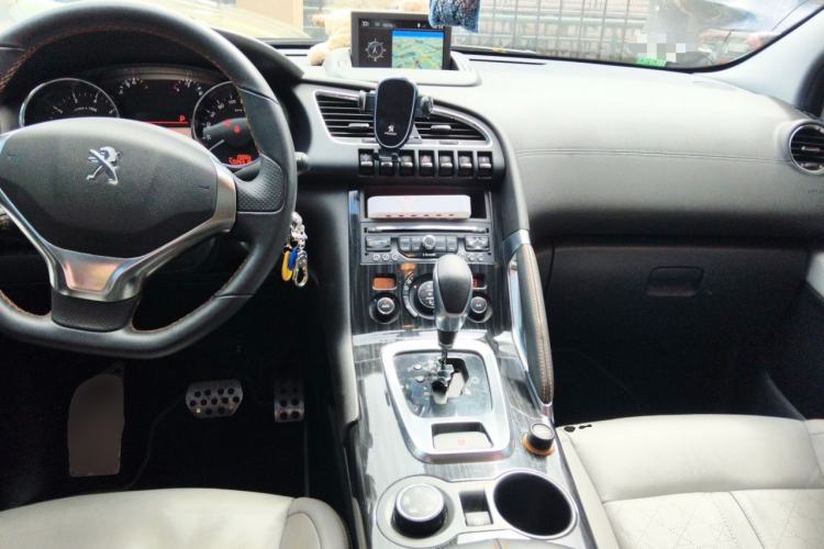 Used Peugeot 3008 2014 1.6THP Roland Garros Edition Center Console
