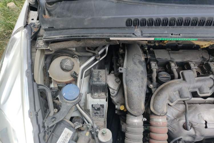 Used Peugeot 3008 2014 1.6THP Roland Garros Edition Engine Bay Right