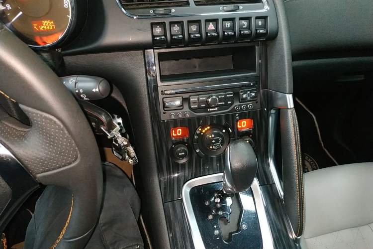 Used Peugeot 3008 2014 1.6THP Roland Garros Edition Gear Lever