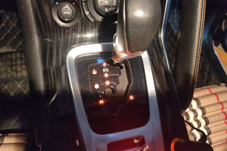 Used Peugeot 3008 2014 1.6THP Roland Garros Edition Gear Lever