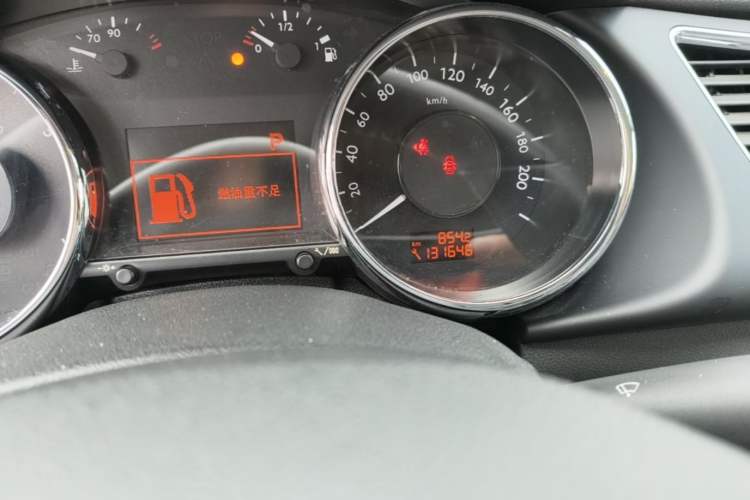 Used Peugeot 3008 2014 1.6THP Roland Garros Edition Odometer Close Up
