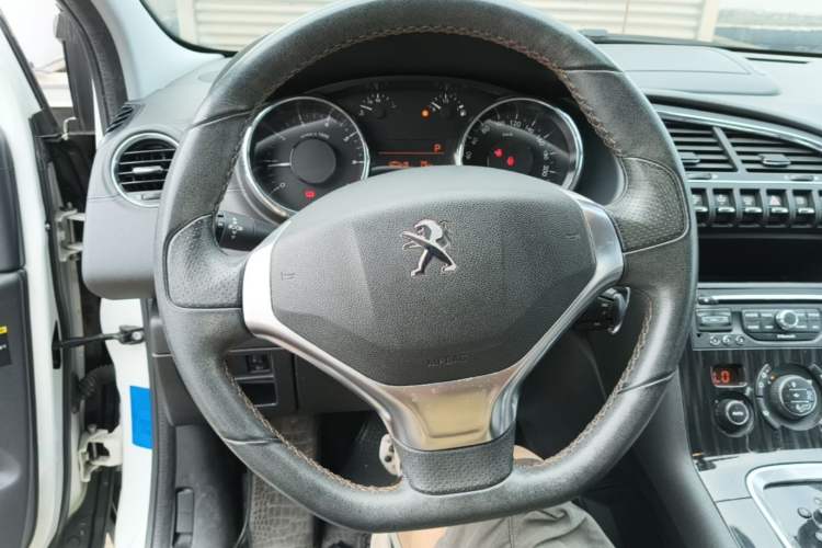 Used Peugeot 3008 2014 1.6THP Roland Garros Edition Steering Wheel