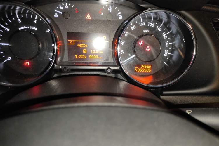 Used Peugeot 3008 2015 2.0L Automatic Classic Edition Odometer Close Up