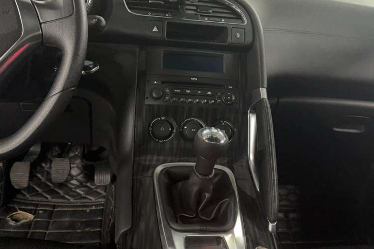 Used Peugeot 3008 2015 2.0L Manual Classic Edition Audio And AC Panel