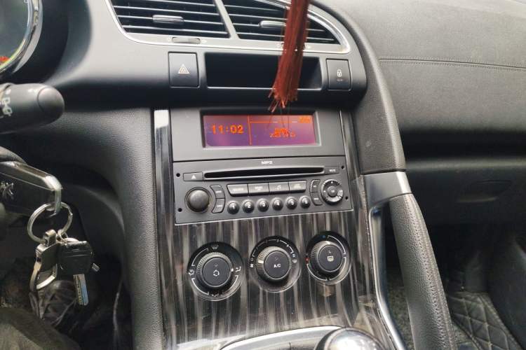 Used Peugeot 3008 2015 2.0L Manual Classic Edition Audio And AC Panel
