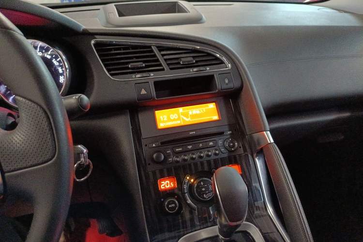 Used Peugeot 3008 2015 2.0L Automatic Trend Edition Audio And AC Panel