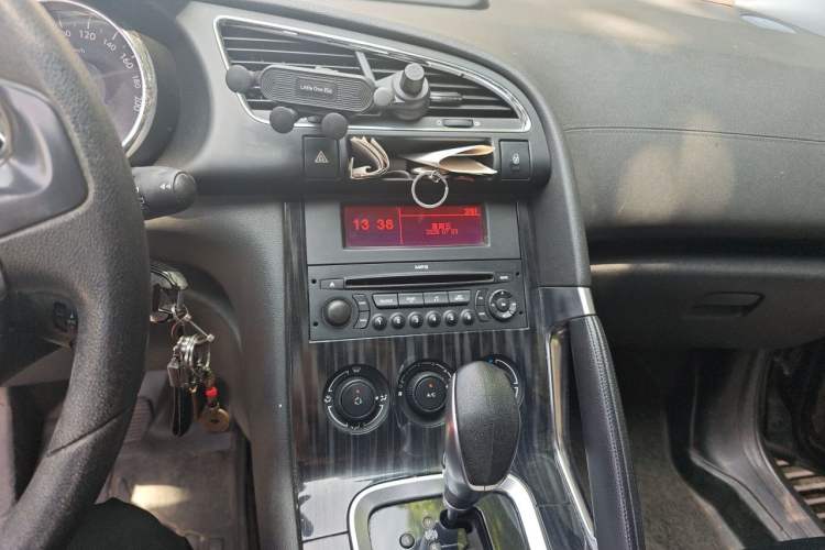 Used Peugeot 3008 2015 1.6THP Automatic Classic Edition Audio And AC Panel