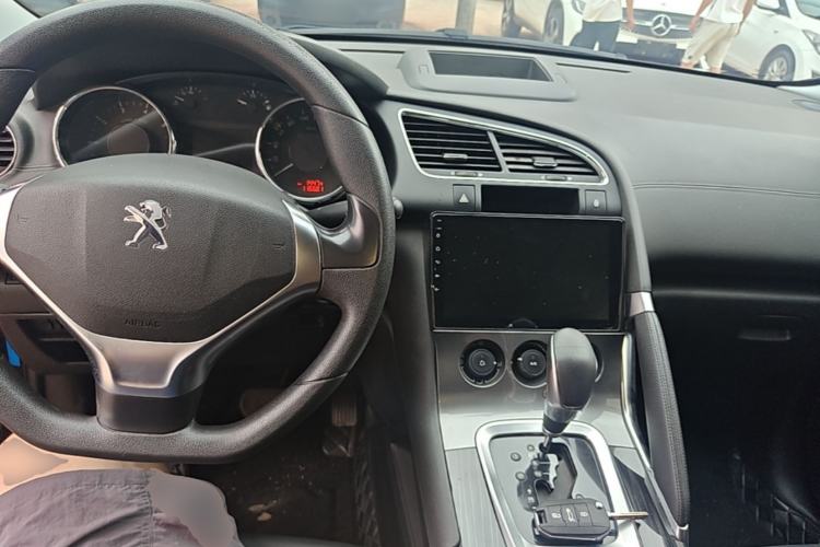 Used Peugeot 3008 2015 2.0L Automatic Classic Edition Center Console