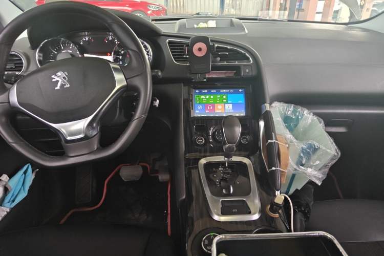 Used Peugeot 3008 2015 1.6THP Automatic Trend Edition Center Console