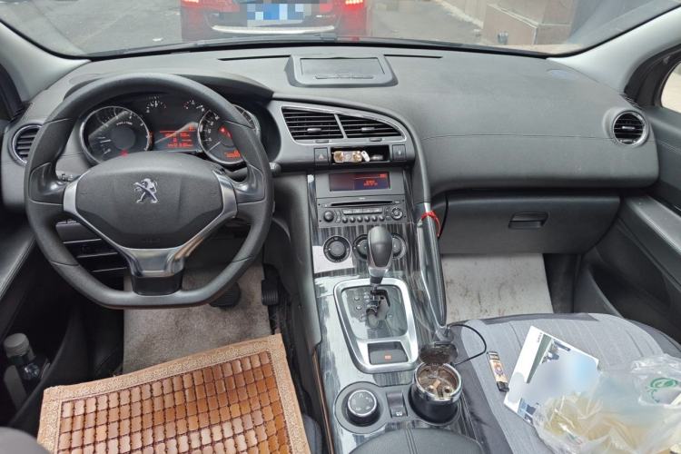Used Peugeot 3008 2015 1.6THP Automatic Classic Edition Center Console