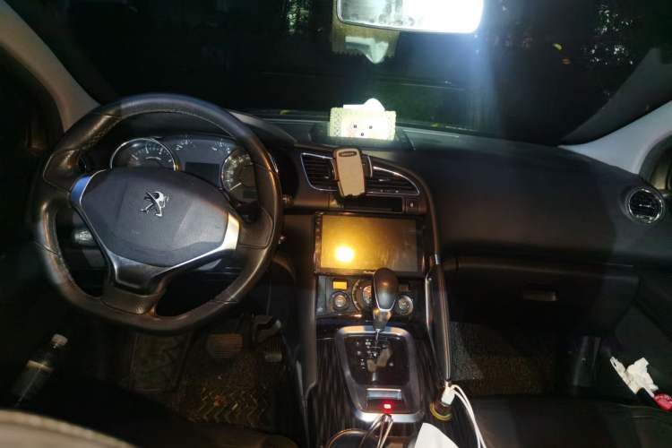 Used Peugeot 3008 2015 2.0L Automatic Trend Edition Center Console