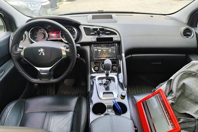 Used Peugeot 3008 2015 2.0L Automatic Trend Edition Center Console