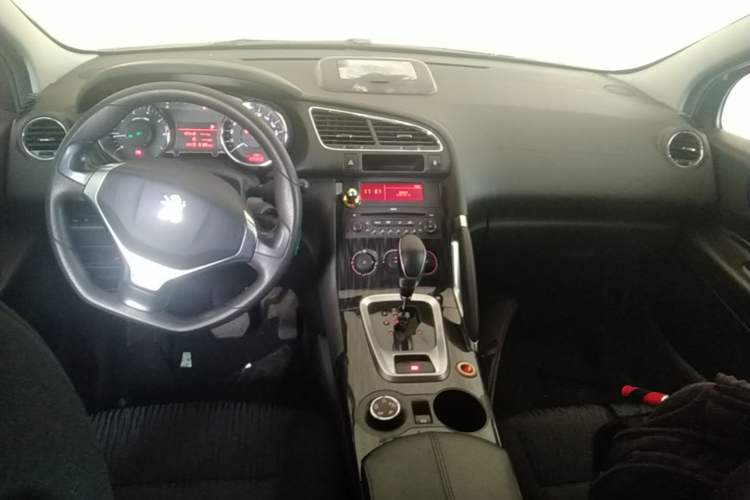 Used Peugeot 3008 2015 1.6THP Automatic Classic Edition Center Console