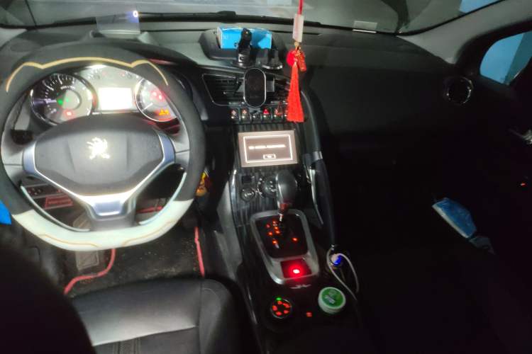 Used Peugeot 3008 2015 1.6THP Automatic Prestige Edition Center Console