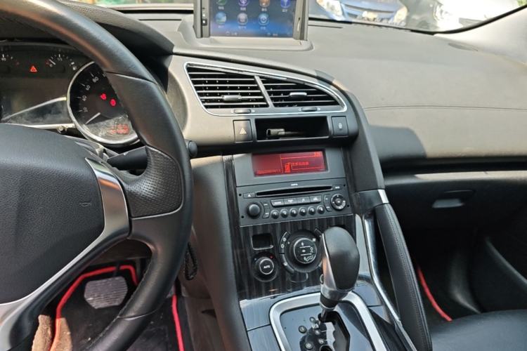 Used Peugeot 3008 2015 1.6THP Automatic Trend Edition Center Console