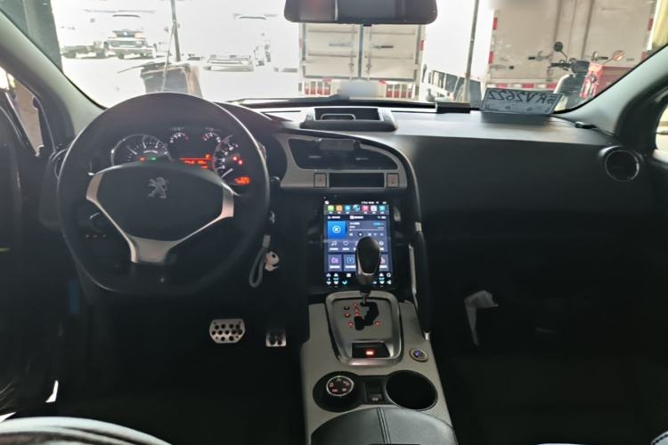 Used Peugeot 3008 2015 1.6THP Automatic Classic Edition Center Console