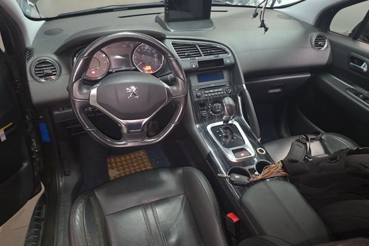 Used Peugeot 3008 2015 2.0L Automatic Trend Edition Center Console