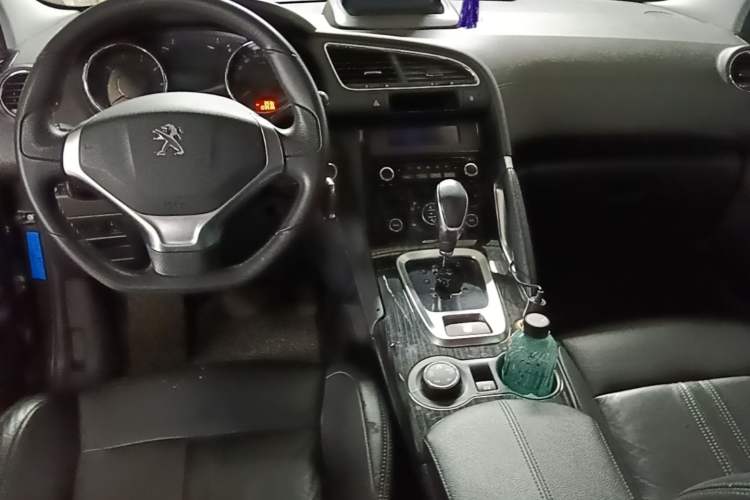 Used Peugeot 3008 2015 1.6THP Automatic Trend Edition Center Console