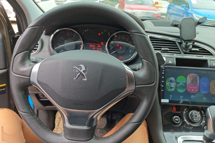 Used Peugeot 3008 2015 1.6THP Automatic Trend Edition Center Console