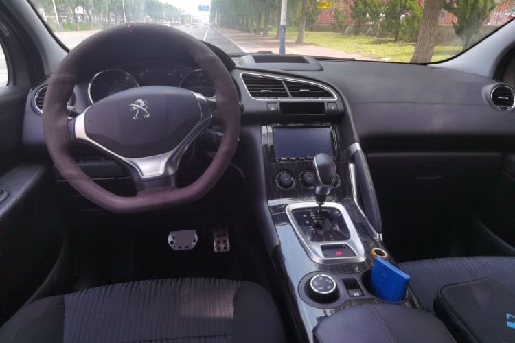 Used Peugeot 3008 2015 1.6THP Roland Garros Edition Center Console
