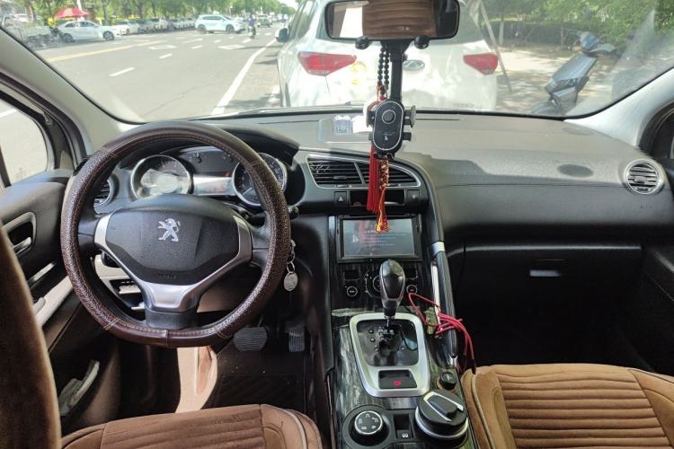 Used Peugeot 3008 2015 1.6THP Automatic Trend Edition Center Console