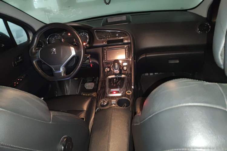 Used Peugeot 3008 2015 1.6THP Automatic Classic Edition Center Console