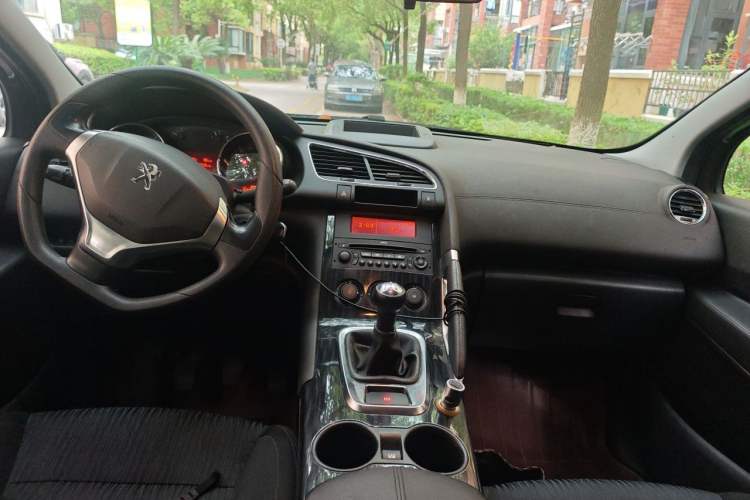 Used Peugeot 3008 2015 2.0L Manual Classic Edition Center Console