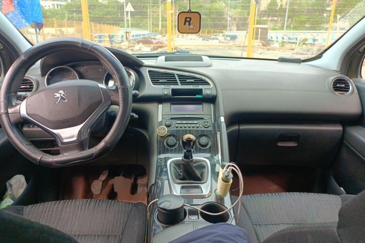 Used Peugeot 3008 2015 2.0L Manual Classic Edition Center Console
