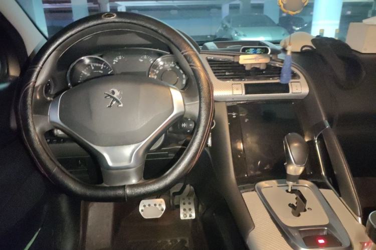 Used Peugeot 3008 2015 1.6THP Automatic Classic Edition Center Console