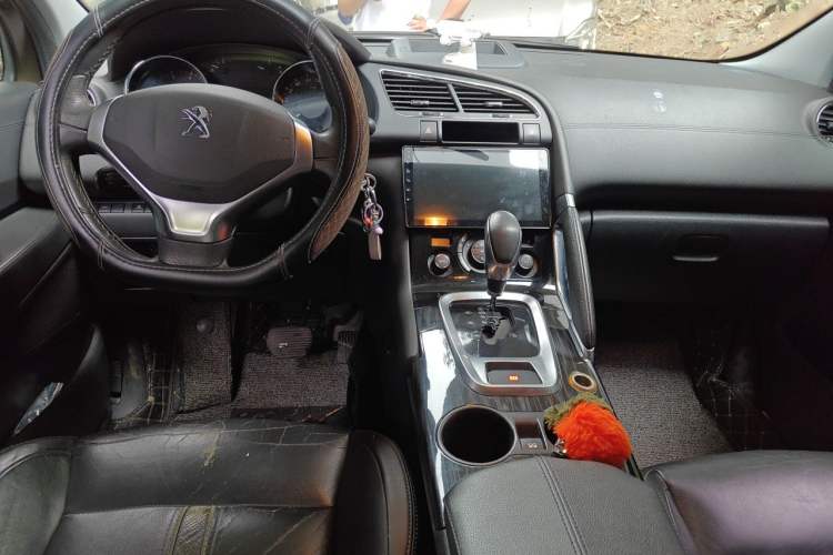 Used Peugeot 3008 2015 2.0L Automatic Trend Edition Center Console