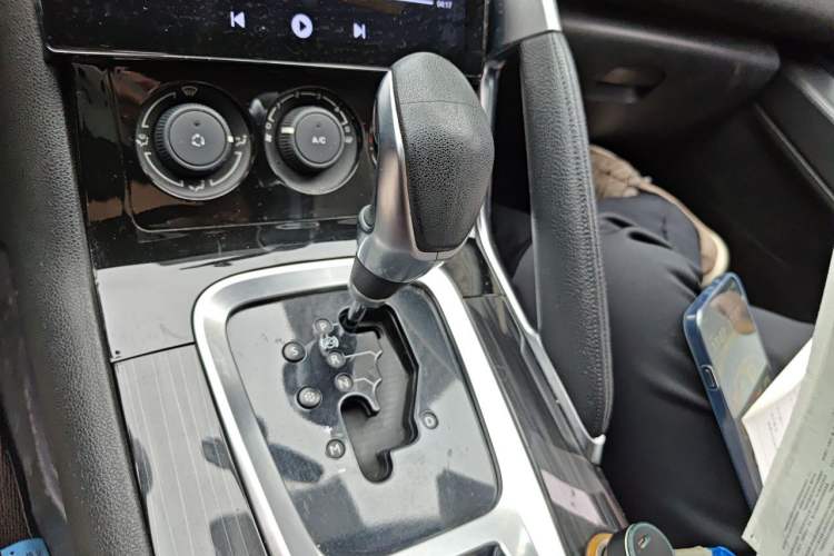 Used Peugeot 3008 2015 2.0L Automatic Classic Edition Gear Lever