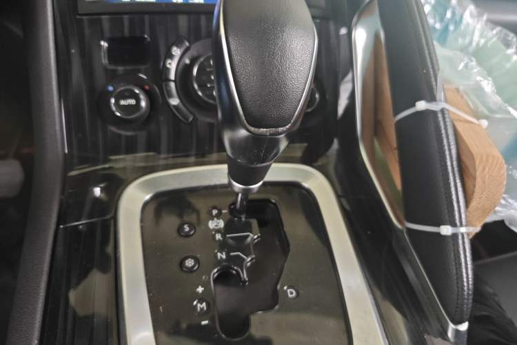 Used Peugeot 3008 2015 1.6THP Automatic Trend Edition Gear Lever