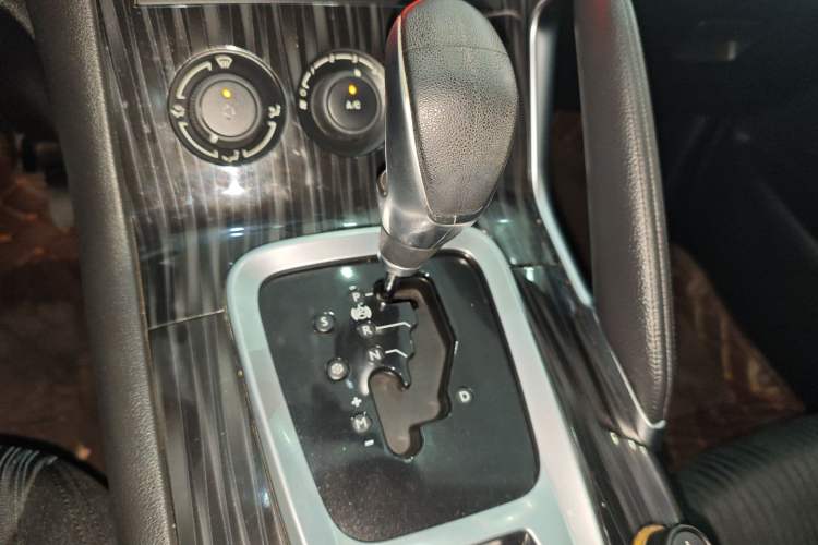 Used Peugeot 3008 2015 2.0L Automatic Classic Edition Gear Lever
