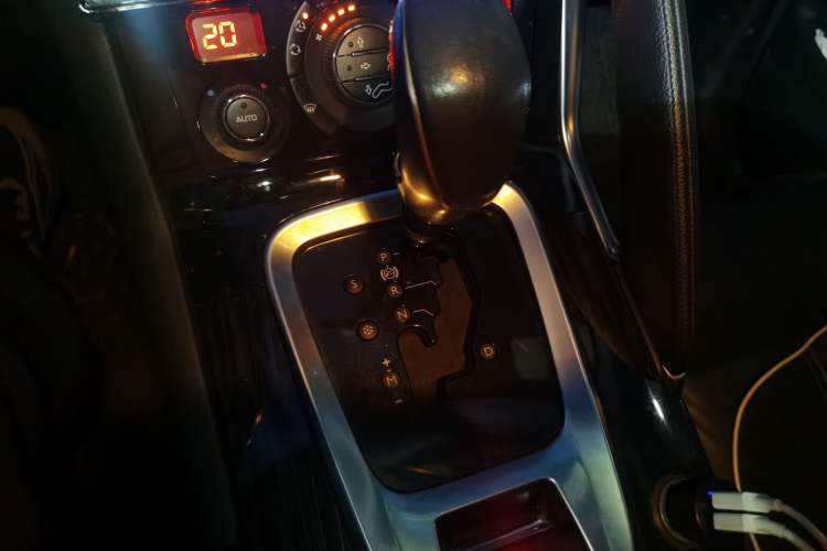 Used Peugeot 3008 2015 2.0L Automatic Trend Edition Gear Lever