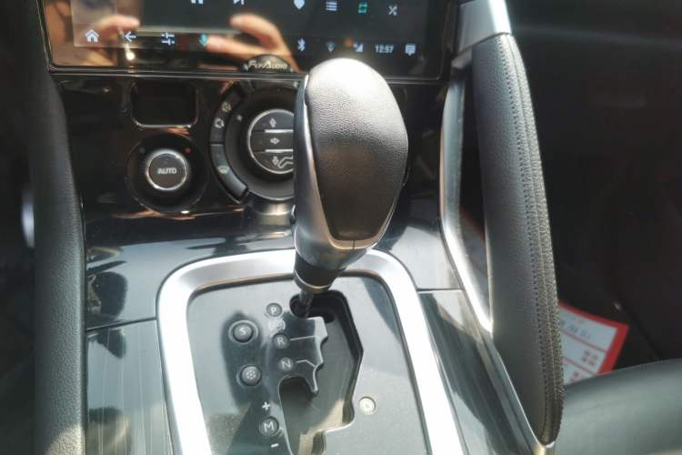 Used Peugeot 3008 2015 1.6THP Automatic Prestige Edition Gear Lever