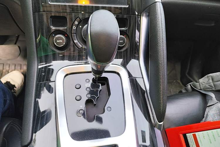 Used Peugeot 3008 2015 2.0L Automatic Trend Edition Gear Lever