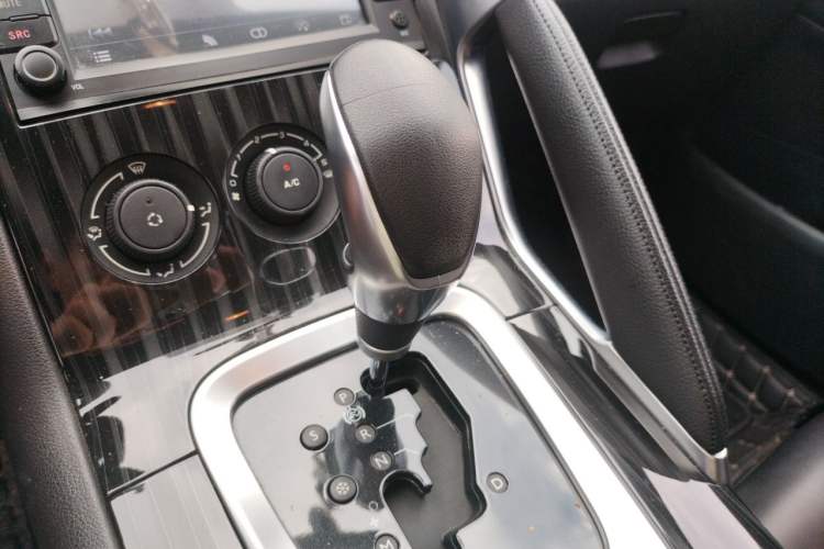 Used Peugeot 3008 2015 1.6THP Automatic Classic Edition Gear Lever